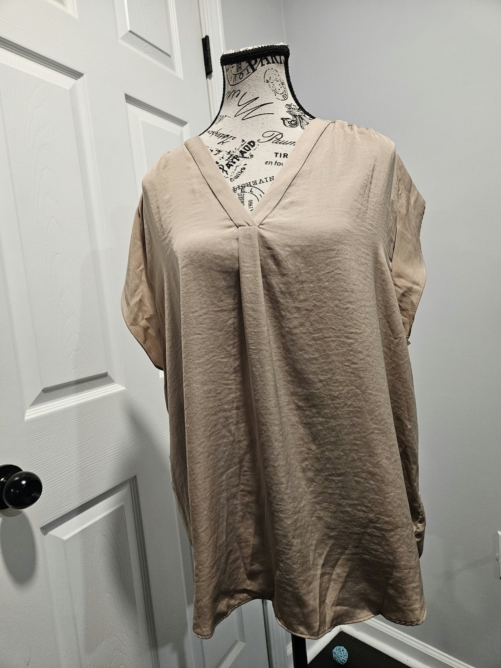 Vince Camuto V-Neck Blouse in Brown Size Small